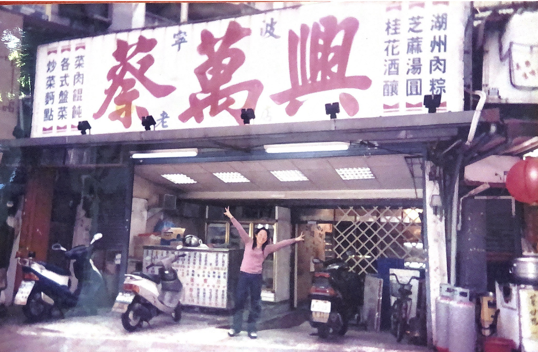 客倌～咱小店，雖說「沒賣酒」，但這話也不能全算準。 至少，經典的台啤還是有啦！🍻 　　不過對一間中餐廳來說，不賣酒確實有點奇怪。